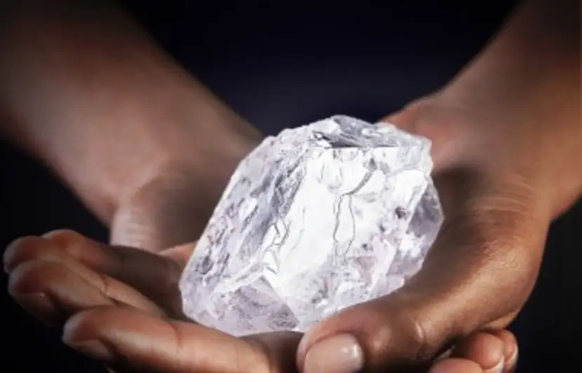 Des mains tenant un cristal lumineux
