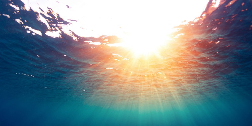 La lumière du soleil traversant l’eau